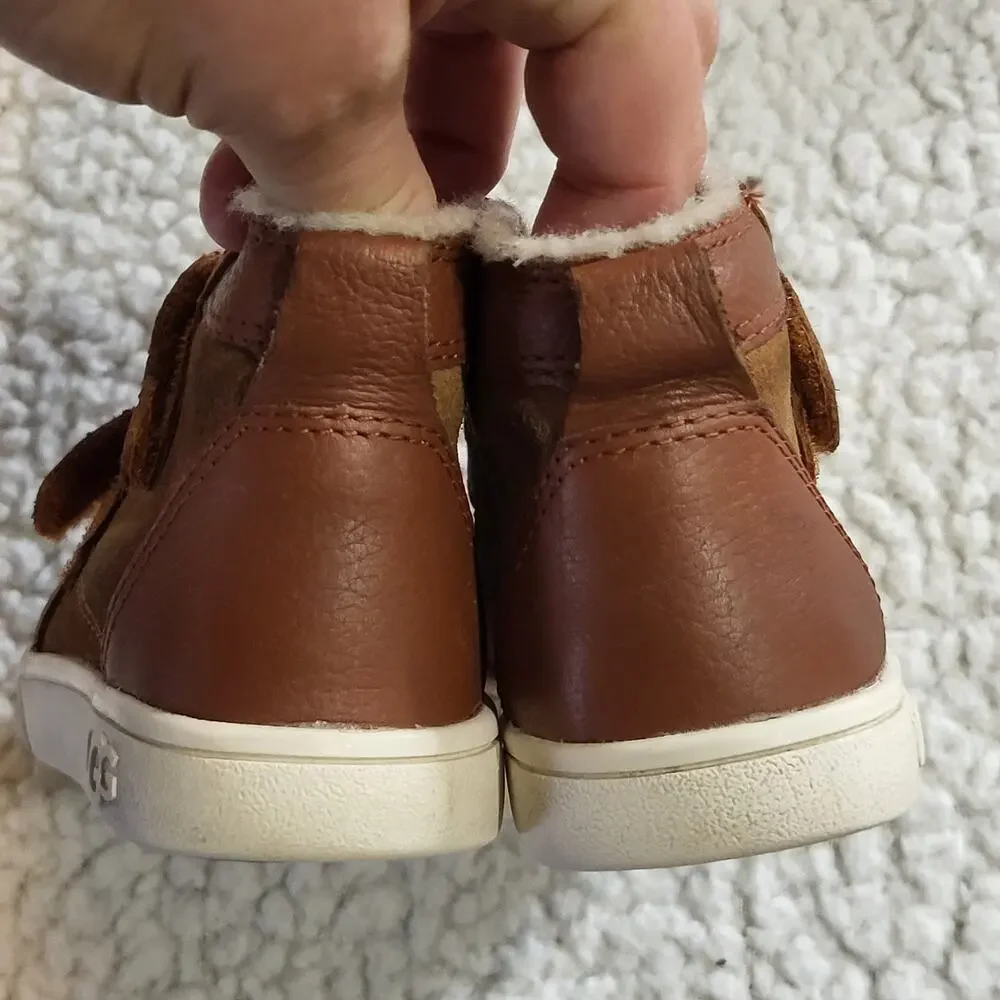 Little kids UGG Boots  Brown leather size 7_4